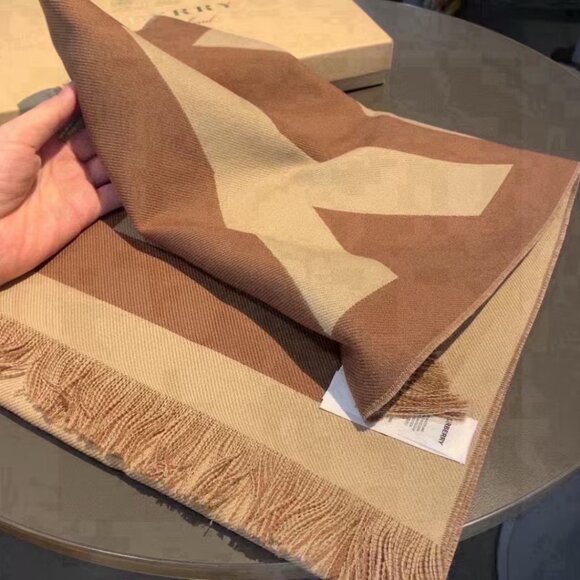 Burberry Heritage-Inspired Scarf - Picture 2 of 4